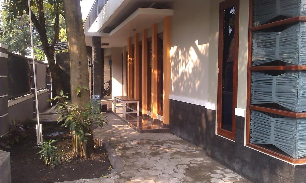 Rumah Sarwestri Hotel Bandung Exterior foto